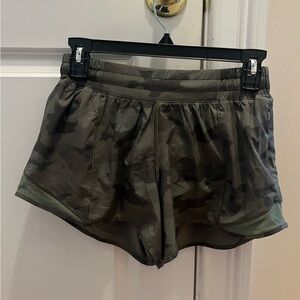 lululemon athletica Green Camo hotty hot shorts size 6 tall